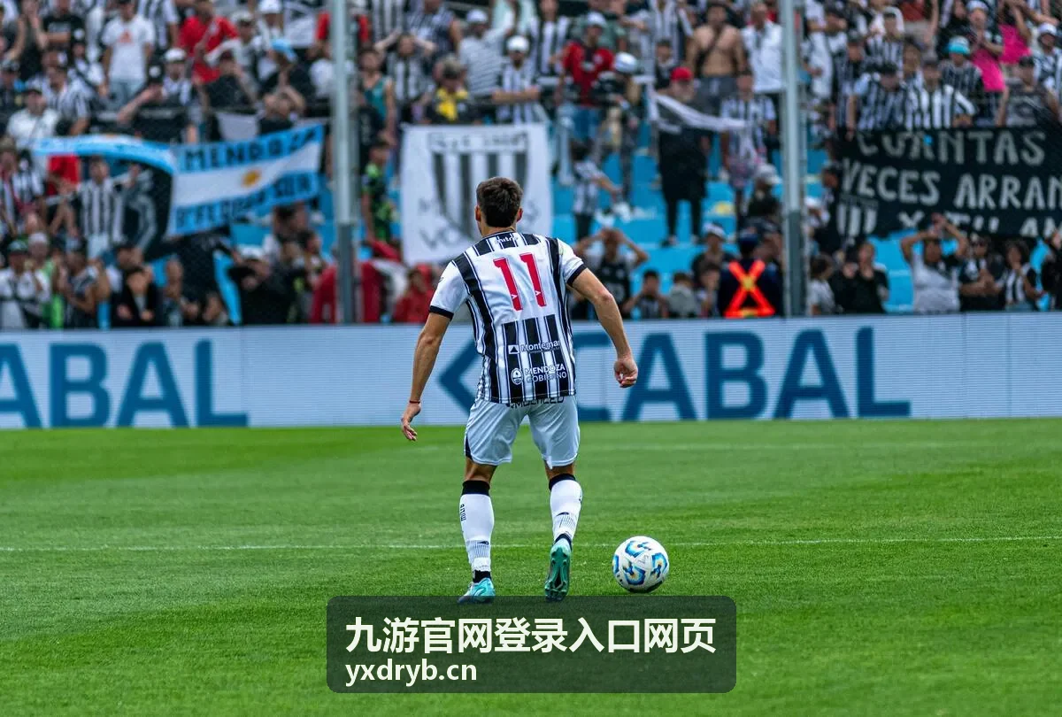 玩家在不同设备使用九游官网登录入口网页的场景